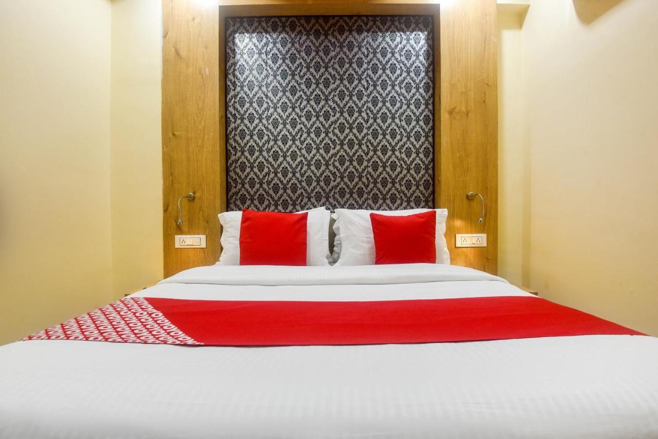 Oyo 60773 Ruchita Loadging & Boarding Hotel Bombaj Zewnętrze zdjęcie